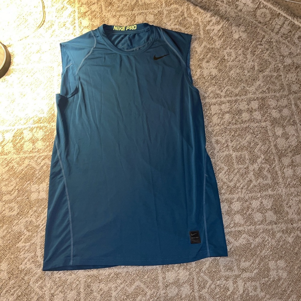 Mens Nike Pro sleeveless fitted training tee. 

Size M